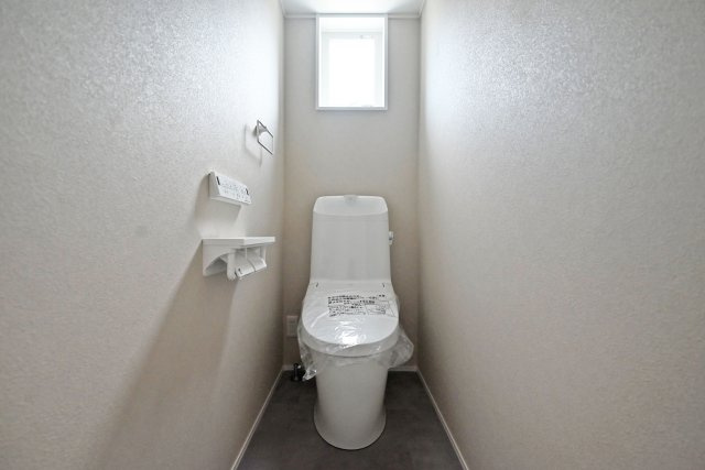 SPITI稲葉荘2丁目新築一戸建て│3LDK+駐車1台可のトイレ|1階・2階の2ヶ所にトイレを設置◎
朝の身支度や来客時にも便利です。