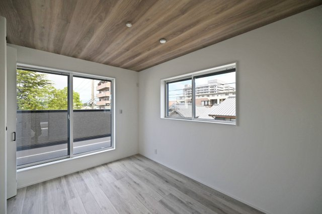 SPITI稲葉荘2丁目新築一戸建て│3LDK+駐車1台可の寝室|-3階洋室6.0帖-
穏やかな陽光が差し込む2面採光の主寝室。木目調天井がアクセントとなり、一日の終わりをゆったりと過ごせます。