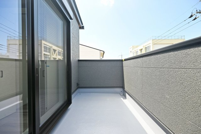 SPITI稲葉荘2丁目新築一戸建て│3LDK+駐車1台可のバルコニー|午後からの陽光が心地よい西側バルコニー。
洗濯物や布団干しにも便利なスペースです。