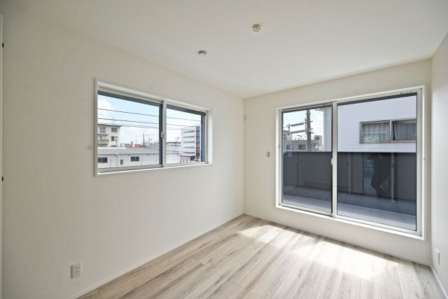 SPITI稲葉荘2丁目新築一戸建て│3LDK+駐車1台可の子供部屋|-3階洋室6.0帖-
シンプルな間取りで家具の配置もしやすい子ども部屋。お子様の成長に合わせて長くお使いいただけます。