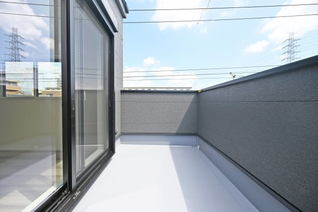 SPITI稲葉荘2丁目新築一戸建て│3LDK+駐車1台可のバルコニー|朝日が差し込む東側バルコニー。
爽やかな一日のスタートを迎えられます。