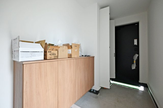 SPITI稲葉荘2丁目新築一戸建て│3LDK+駐車1台可の玄関|シューズボックスに加え、SCLを備えた収納充実の玄関。靴はもちろん、ベビーカーやアウトドア用品などもすっきり収納できます