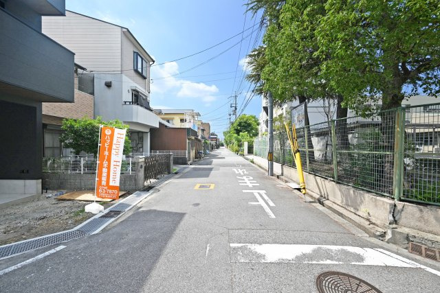 SPITI稲葉荘2丁目新築一戸建て│3LDK+駐車1台可の前面道路含む現地写真|2方向が道路に面した開放感のある角地。
ゆとりある前面道路で、駐車もしやすい立地です。