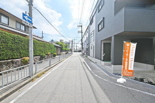 SPITI稲葉荘2丁目新築一戸建て│3LDK+駐車1台可の前面道路含む現地写真|前面道路は西側6.0ｍ、北側7.0ｍです。