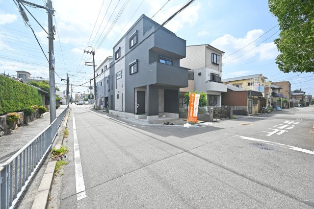 SPITI稲葉荘2丁目新築一戸建て│3LDK+駐車1台可の前面道路含む現地写真|前面道路は西側6.0ｍ、北側7.0ｍです。