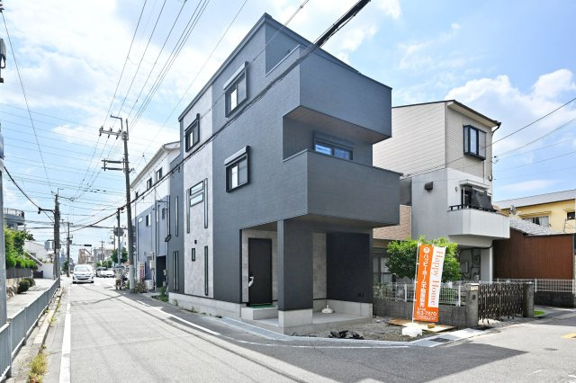 SPITI稲葉荘2丁目新築一戸建て│3LDK+駐車1台可の外観|前面道路が広く、お車の出し入れもしやすい住環境。スタイリッシュな外観と暮らしやすさを兼ね備えた、毎日が楽しみになる住まいです！即日ご案内可能です♪皆様からのご連絡を心よりお待ちしております。
