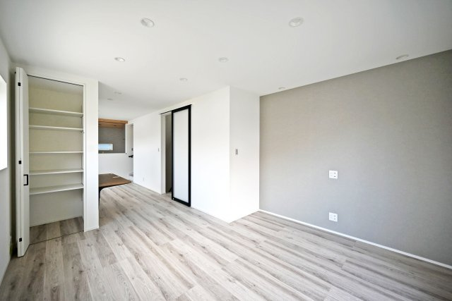 SPITI稲葉荘2丁目新築一戸建て│3LDK+駐車1台可の居間・リビング|約19.8帖の2階LDK。アクセントクロスが空間のワンポイントになり、おしゃれな雰囲気に仕上がっています。動棚付きの収納も備え、生活感をすっきり隠せます！