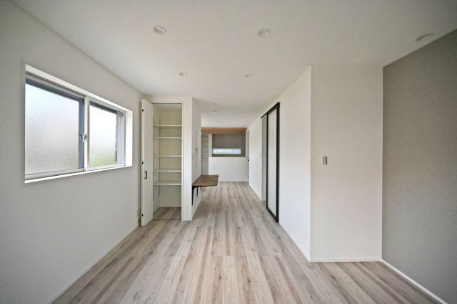 SPITI稲葉荘2丁目新築一戸建て│3LDK+駐車1台可の居間・リビング|すっきりとした長方形のLDKは、ダイニングとリビングを自然にゾーニングしやすい間取り◎
暮らしに合わせた空間づくりをお楽しみいただけます。