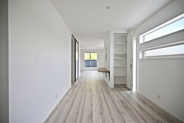 SPITI稲葉荘2丁目新築一戸建て│3LDK+駐車1台可のダイニング|ダイニングからリビングまでひと続きの約19.8帖LDK。
ソファやダイニングセットを置いても、ゆとりを感じられる広さです。
