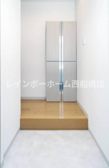 レオ四拾七番館の玄関