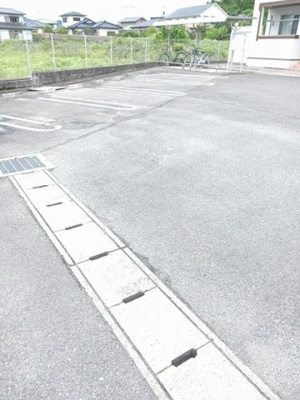 【駐車場】 | Ｌｕｃｅ　Ⅰ | 駐車場があるので、車を買う予定の方も安心です