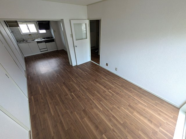 高倉台2-1団地9号棟の内装|開放感の有る広々したリビング