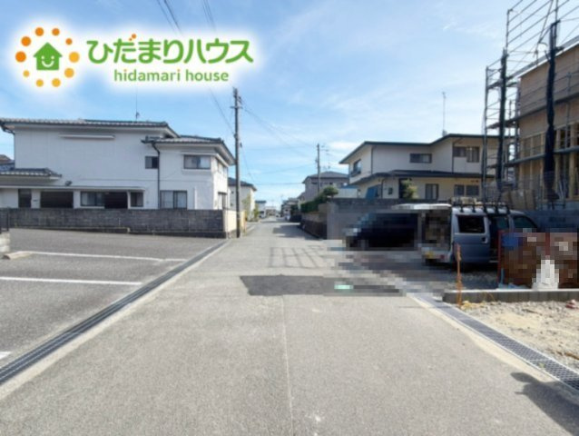 いわき市郷ケ丘2丁目　新築戸建　2号棟の前面道路含む現地写真|カースペース3台ＯＫ！前面道路も幅が広いため車庫入れも安心です(^^)/