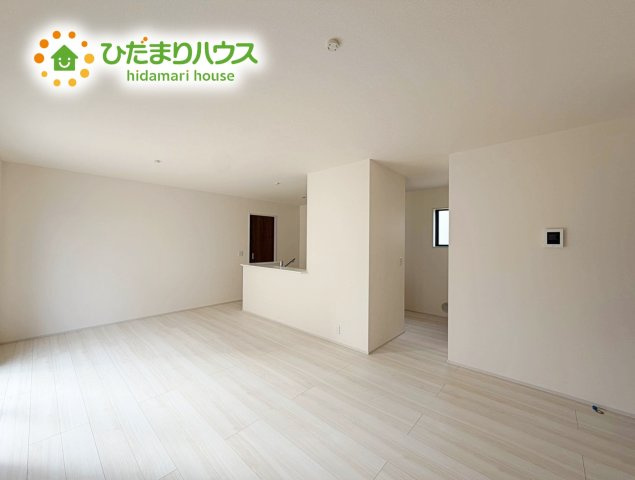 いわき市郷ケ丘2丁目　新築戸建　2号棟の居間・リビング|大きな窓から差し込む光でいっぱいのリビング　休日もつい家にいる時間が長くなりそうです