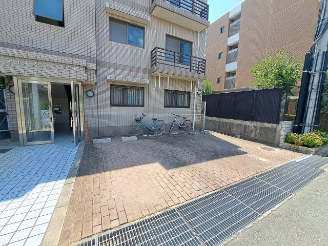 アイエフヴィラ甲子園の駐車場