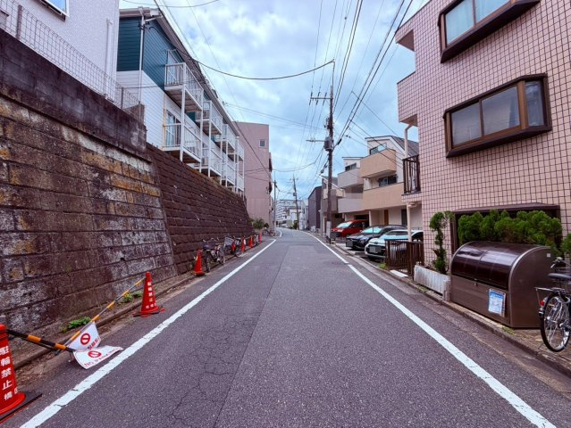 【前面道路含む現地写真】 | 板橋区成増５丁目　中古戸建て | 落ち着いた住宅街の一角、穏やかな街並みが広がります