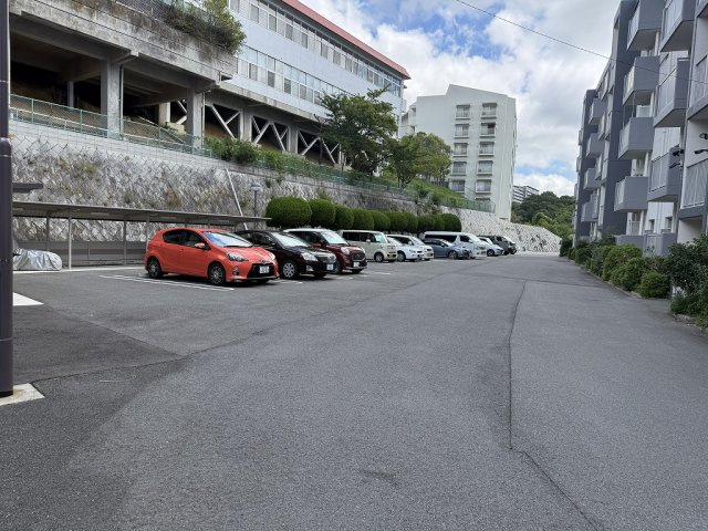 鈴蘭泉台第4ハウスの駐車場