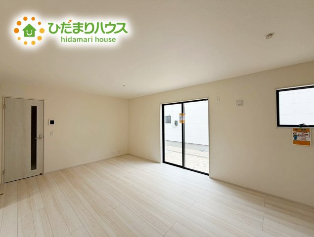 いわき市郷ケ丘2丁目　新築戸建　3号棟の居間・リビング|リビング大きな窓からは、暖かな日の光が降り注ぎます・・・