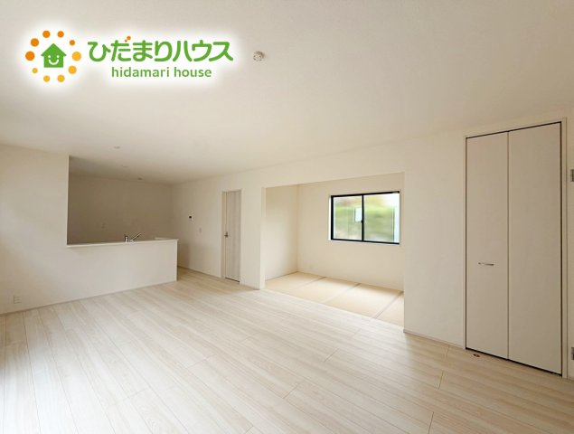 いわき市郷ケ丘2丁目　新築戸建　3号棟の居間・リビング|複層ガラスの遮熱効果と断熱効果で、一年中快適に過ごせます (#^.^#)