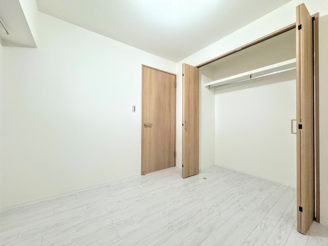 ダイアパレス戸塚の洋室|◆気持ちの良い風が室内へ入り込む居室。家具を配置しても広々ご利用いただける快適空間。
