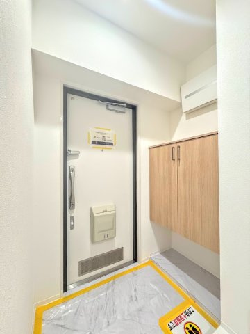 ダイアパレス戸塚の玄関|◆トールサイズのシューズボックスは大容量収納が可能ですので、ご家族の靴をラクラクお片づけ♪カウンターは、季節の物を飾ったり、芳香剤を置くにも丁度いいスペース。あると便利な姿見付き。