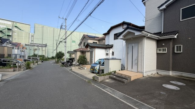 上尾市領家　中古戸建の前面道路含む現地写真