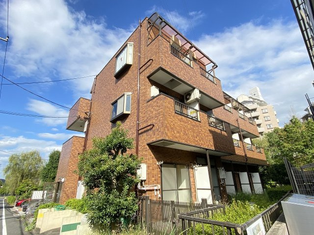 写真は２０２号室のものです。南西向き最上階３階で陽当り良好♪