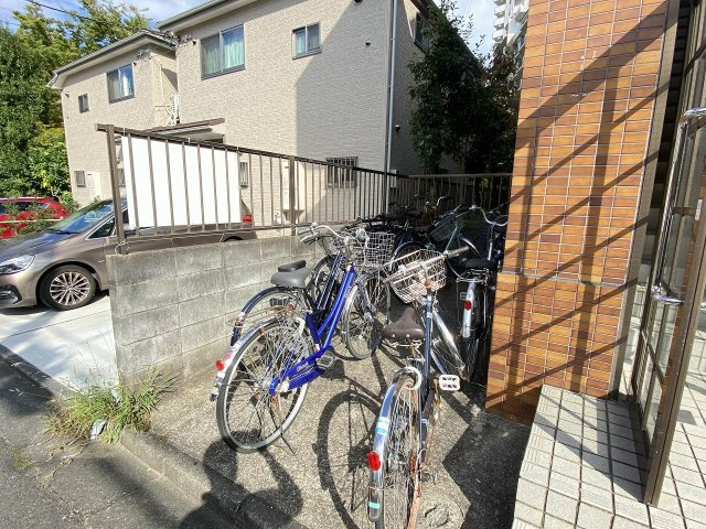 エントランス脇に自転車が置けます♪