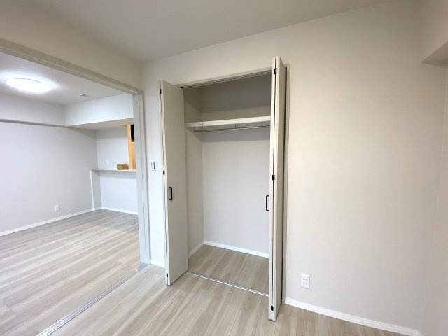 恒陽王子マンションの収納|収納　
季節物の衣類や日用品をすっきりまとめられる広々とした収納スペース。お部屋全体の生活感を抑え、綺麗な状態を保てます。