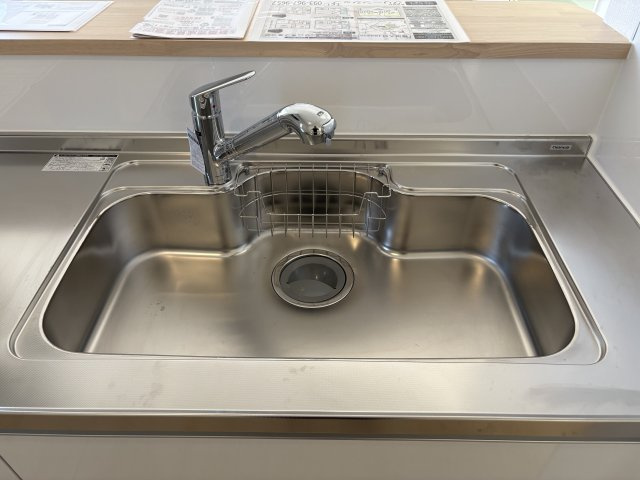 CRAIDLE GARDEN小倉南区上貫第7のキッチン|浄水器付き水栓で、快適なキッチンライフをサポートします。