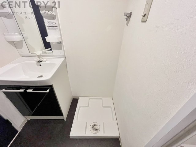 洗濯物の仕分け作業がしやすく、整理整頓が容易になります。洗濯音や湿気を他の部屋に持ち込まず、生活環境を快適に保ちます。上部を活用すれば収納スペースを確保でき洗剤や洗濯用品の整理もしやすくなります。