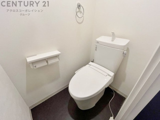 温水洗浄便座付トイレは温水洗浄機能により、暖かい水でおしりを洗浄することができ、冷たい水を使う従来の便座に比べ、温水洗浄機能で暖かいトイレを提供し、快適な使用を可能にします。