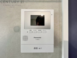 訪問者が来たときにテレビ画面で確認できるため、安心してドアを開けられます。録画機能があるものもあり、留守中に来訪者を記録しておくことができます。利便性が高く、セキュリティ面でも安心です。