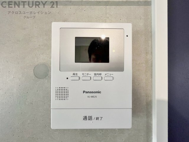 訪問者が来たときにテレビ画面で確認できるため、安心してドアを開けられます。録画機能があるものもあり、留守中に来訪者を記録しておくことができます。利便性が高く、セキュリティ面でも安心です。