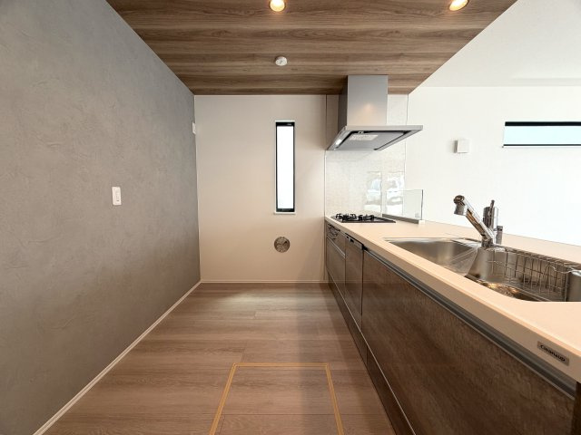 明るすぎちゃって困っちゃう！！「窓多く、明るさ全開、いい笑顔」そんな詩もすぐ出ちゃう選べる新築と言えばココ！！駐車場２台ＯＫですし、そこでお子様も遊べちゃう！！な、『保土ケ谷区上菅田町』新築戸建のキッチン|コンパクトなキッチンで掃除もラクラク