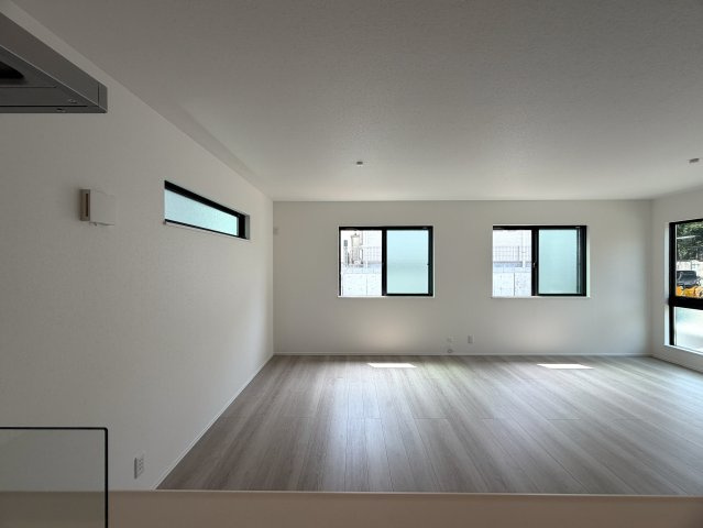 明るすぎちゃって困っちゃう！！「窓多く、明るさ全開、いい笑顔」そんな詩もすぐ出ちゃう選べる新築と言えばココ！！駐車場２台ＯＫですし、そこでお子様も遊べちゃう！！な、『保土ケ谷区上菅田町』新築戸建の居間・リビング|こちらのリビングで趣味の時間をお楽しみください