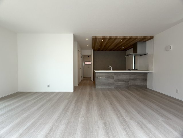 明るすぎちゃって困っちゃう！！「窓多く、明るさ全開、いい笑顔」そんな詩もすぐ出ちゃう選べる新築と言えばココ！！駐車場２台ＯＫですし、そこでお子様も遊べちゃう！！な、『保土ケ谷区上菅田町』新築戸建の居間・リビング|ゆったり過ごせるリビングです