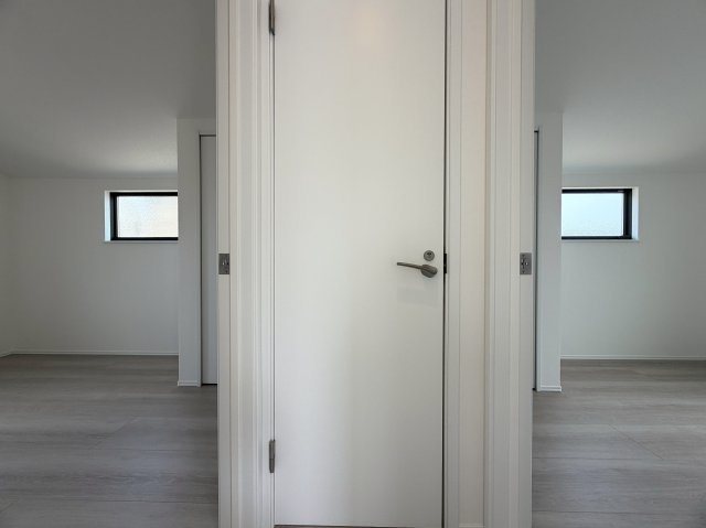 明るすぎちゃって困っちゃう！！「窓多く、明るさ全開、いい笑顔」そんな詩もすぐ出ちゃう選べる新築と言えばココ！！駐車場２台ＯＫですし、そこでお子様も遊べちゃう！！な、『保土ケ谷区上菅田町』新築戸建の洋室|コンパクトで使いやすい洋室です