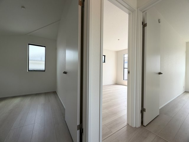 明るすぎちゃって困っちゃう！！「窓多く、明るさ全開、いい笑顔」そんな詩もすぐ出ちゃう選べる新築と言えばココ！！駐車場２台ＯＫですし、そこでお子様も遊べちゃう！！な、『保土ケ谷区上菅田町』新築戸建の洋室|洋室です