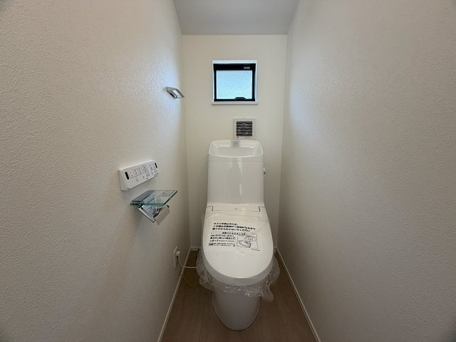 明るすぎちゃって困っちゃう！！「窓多く、明るさ全開、いい笑顔」そんな詩もすぐ出ちゃう選べる新築と言えばココ！！駐車場２台ＯＫですし、そこでお子様も遊べちゃう！！な、『保土ケ谷区上菅田町』新築戸建のトイレ|シンプルで使いやすいトイレです