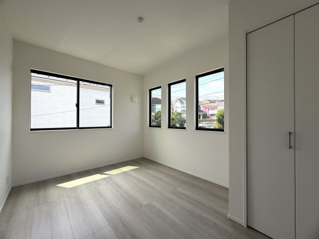 明るすぎちゃって困っちゃう！！「窓多く、明るさ全開、いい笑顔」そんな詩もすぐ出ちゃう選べる新築と言えばココ！！駐車場２台ＯＫですし、そこでお子様も遊べちゃう！！な、『保土ケ谷区上菅田町』新築戸建の洋室|広々とした洋室です