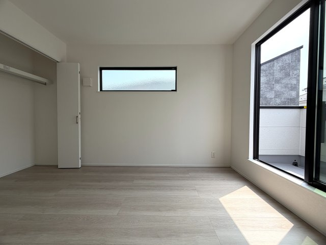 明るすぎちゃって困っちゃう！！「窓多く、明るさ全開、いい笑顔」そんな詩もすぐ出ちゃう選べる新築と言えばココ！！駐車場２台ＯＫですし、そこでお子様も遊べちゃう！！な、『保土ケ谷区上菅田町』新築戸建の洋室|スタンダードな洋室です