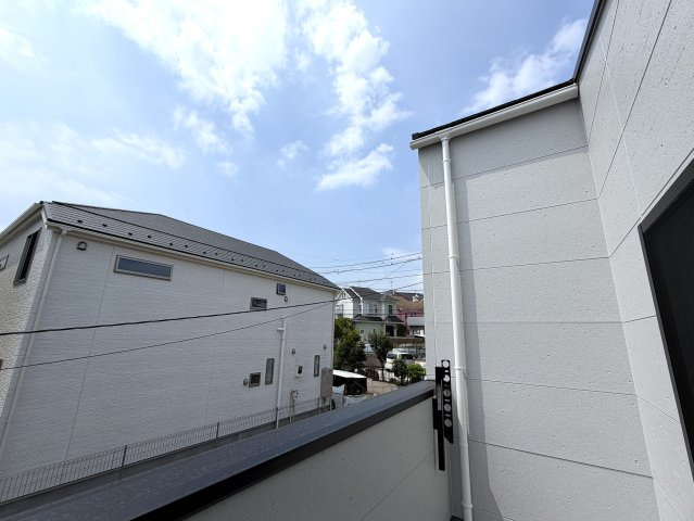 明るすぎちゃって困っちゃう！！「窓多く、明るさ全開、いい笑顔」そんな詩もすぐ出ちゃう選べる新築と言えばココ！！駐車場２台ＯＫですし、そこでお子様も遊べちゃう！！な、『保土ケ谷区上菅田町』新築戸建の展望