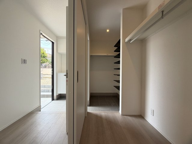 明るすぎちゃって困っちゃう！！「窓多く、明るさ全開、いい笑顔」そんな詩もすぐ出ちゃう選べる新築と言えばココ！！駐車場２台ＯＫですし、そこでお子様も遊べちゃう！！な、『保土ケ谷区上菅田町』新築戸建の玄関|シンプルで使いやすい玄関です