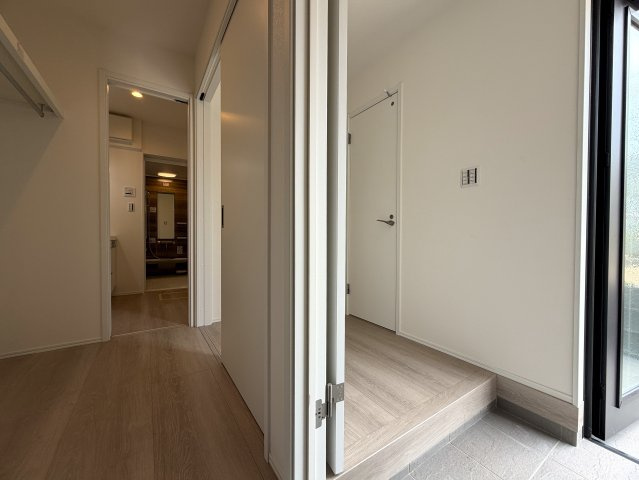 明るすぎちゃって困っちゃう！！「窓多く、明るさ全開、いい笑顔」そんな詩もすぐ出ちゃう選べる新築と言えばココ！！駐車場２台ＯＫですし、そこでお子様も遊べちゃう！！な、『保土ケ谷区上菅田町』新築戸建の玄関|玄関です
