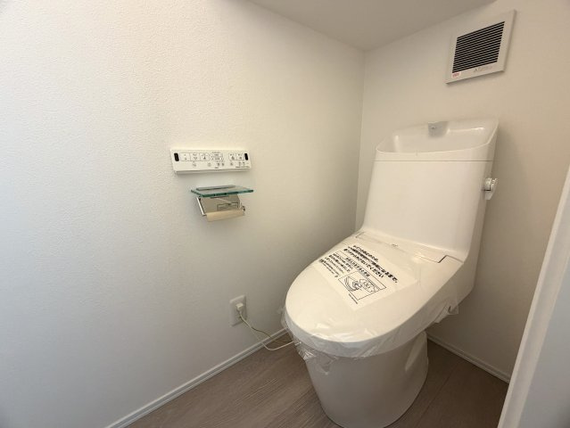 明るすぎちゃって困っちゃう！！「窓多く、明るさ全開、いい笑顔」そんな詩もすぐ出ちゃう選べる新築と言えばココ！！駐車場２台ＯＫですし、そこでお子様も遊べちゃう！！な、『保土ケ谷区上菅田町』新築戸建のトイレ|トイレです