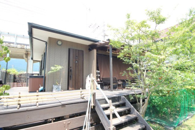 【外観】 | 大津市荒川387-12　琵琶湖に面する戸建 | 2026年7月撮影、庭から見た建物外観