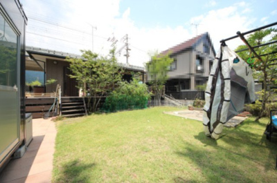 【庭】 | 大津市荒川387-12　琵琶湖に面する戸建 | 2026年7月撮影、庭から建物別角度