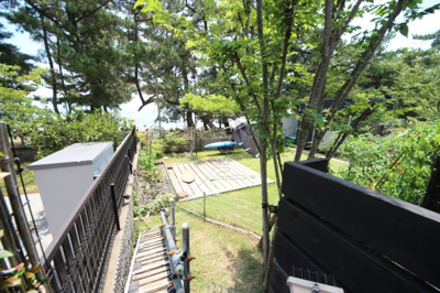 【庭】 | 大津市荒川387-12　琵琶湖に面する戸建 | 2026年7月撮影、庭別角度、奥がびわ湖