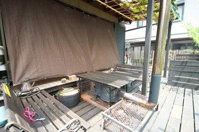 【設備】 | 大津市荒川387-12　琵琶湖に面する戸建 | ウッドデッキにあるテーブル、調理も楽しめます
